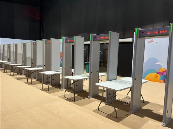 بوابة كشف معادن بوابات تفتيش الأشخاص بوابة تفتيش الحقائب